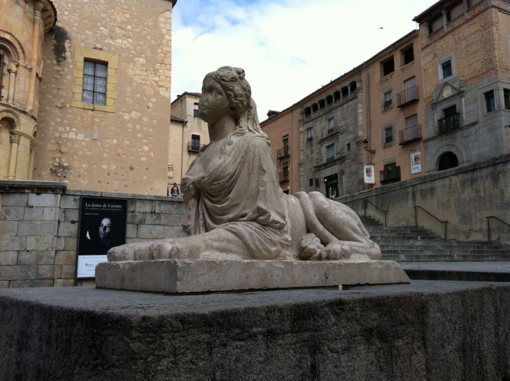 Sirenas Plaza Medina del Campo Segovia - Atlas Obscura