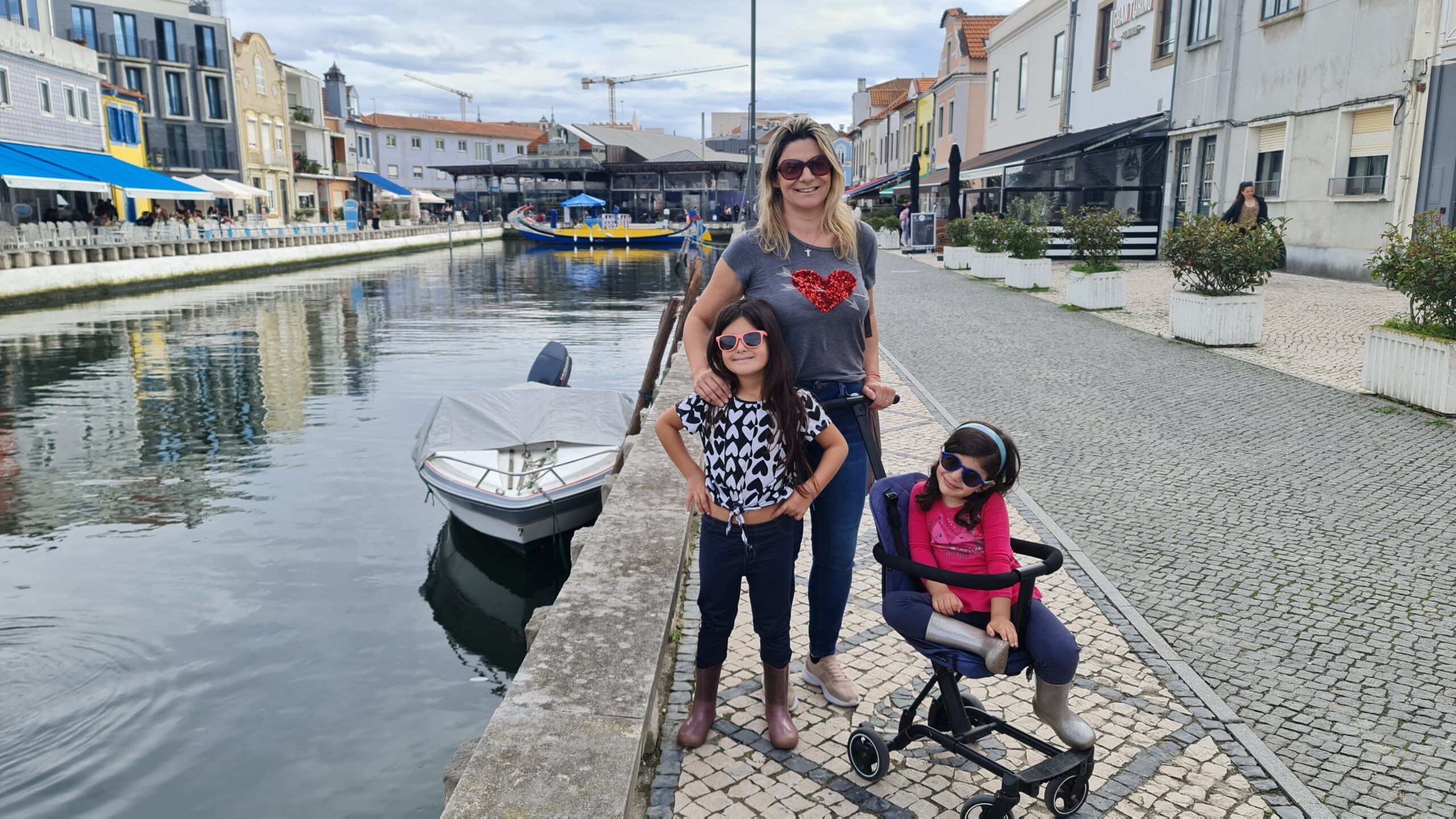 Família passeando pelas margens dos Canais de Aveiro - Magu Mathias