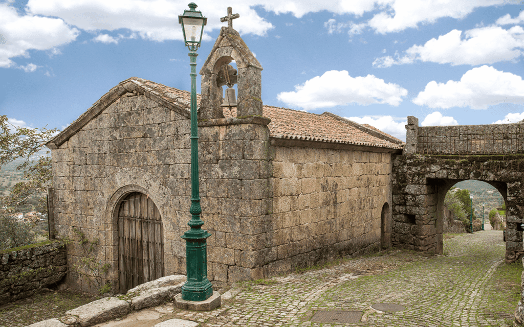 Capela do Espírito Santo na entrada de Monsanto - Aldeias Históricas