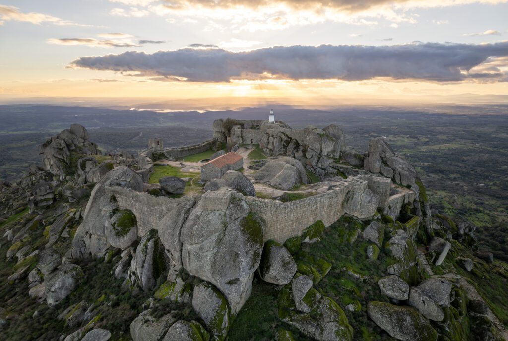 Castelo de Monsanto - Wikimedia Commons