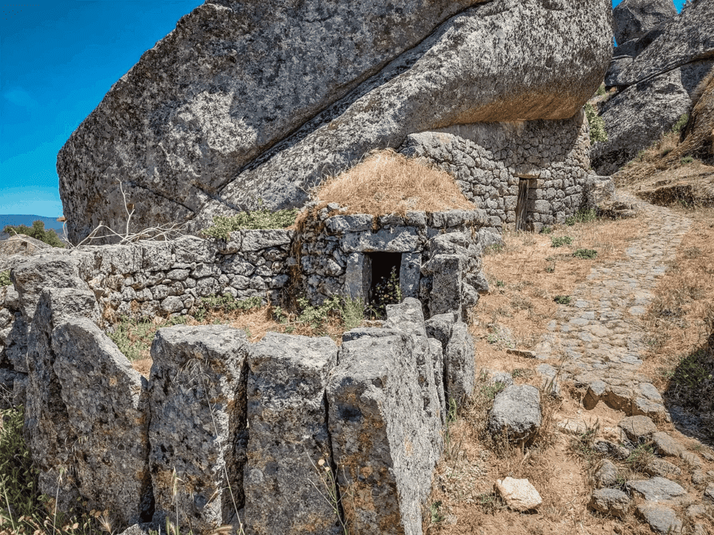 Furdas de Monsanto - TravelFeed