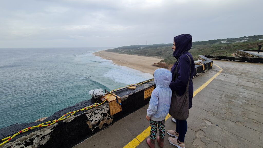 Praia do Norte em Nazare e ondas gigantes - Magu Mathias
