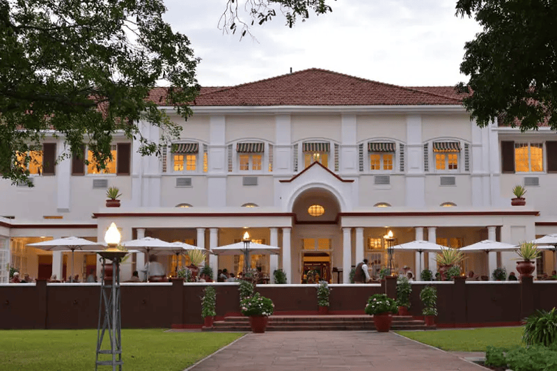 Chá da tarde no Victoria Falls Hotel - Where to Africa