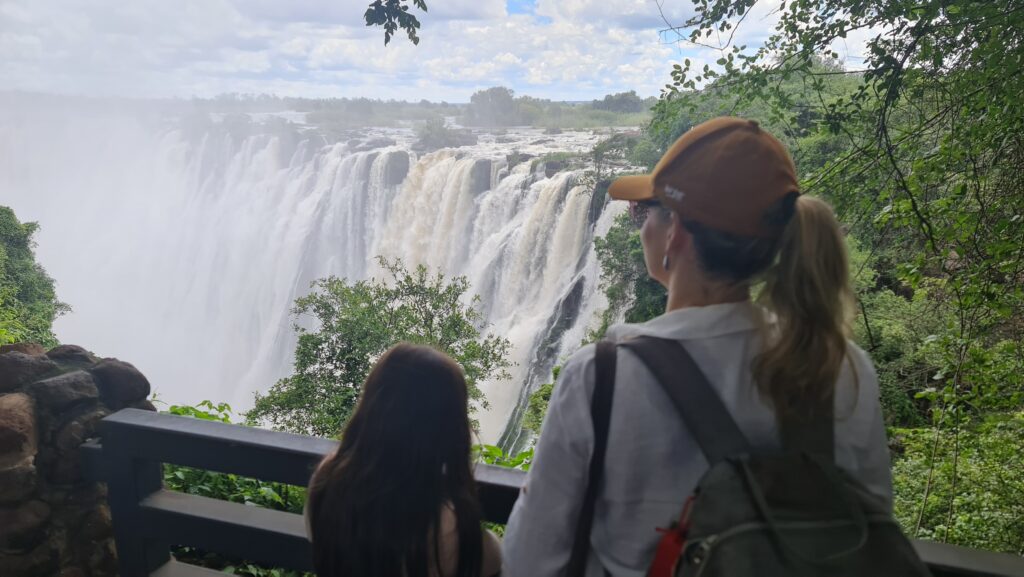 Família nas Victoria Falls na Zambia - Magu Mathias