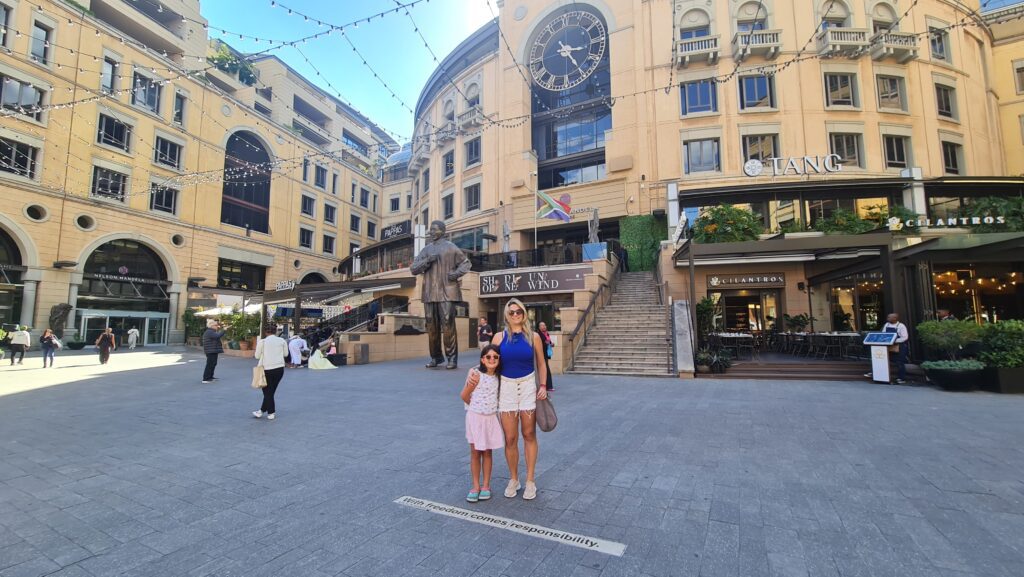 Nelson Mandela Square em Joanesburgo - Magu Mathias