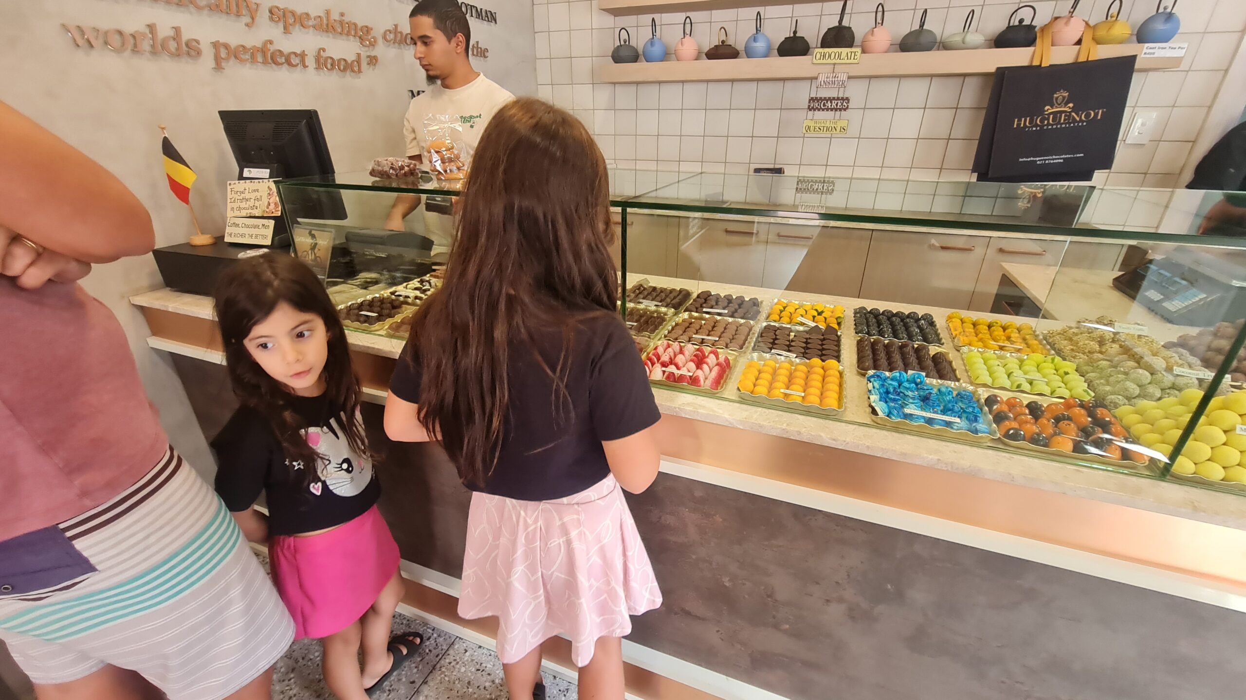 Experimentando muitos chocolates no Huguenot Fine Chocolates em Franschoek - Magu Mathias