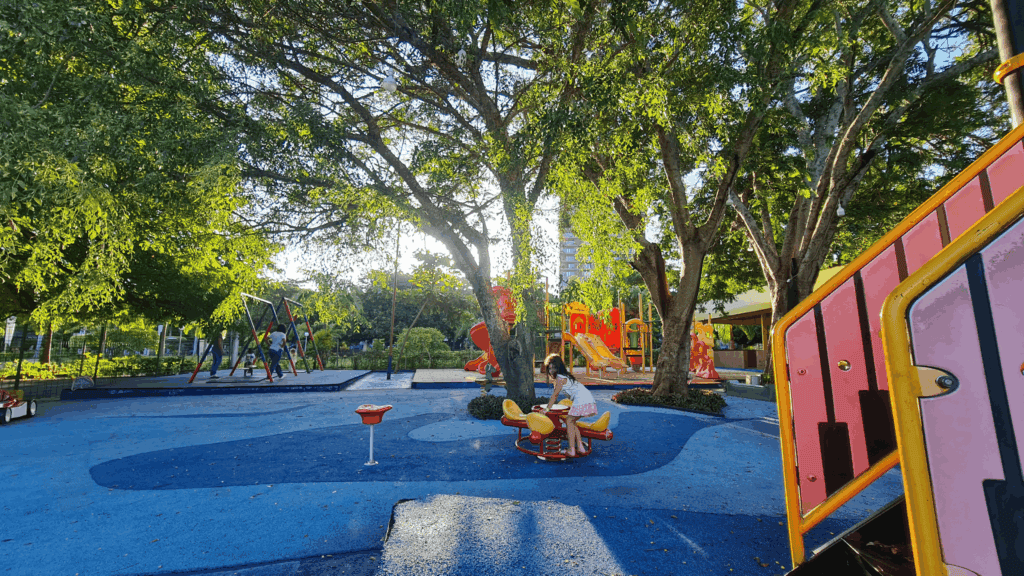 Parquinho do Jardim dos Namorados em Maputo - Magu Mathias