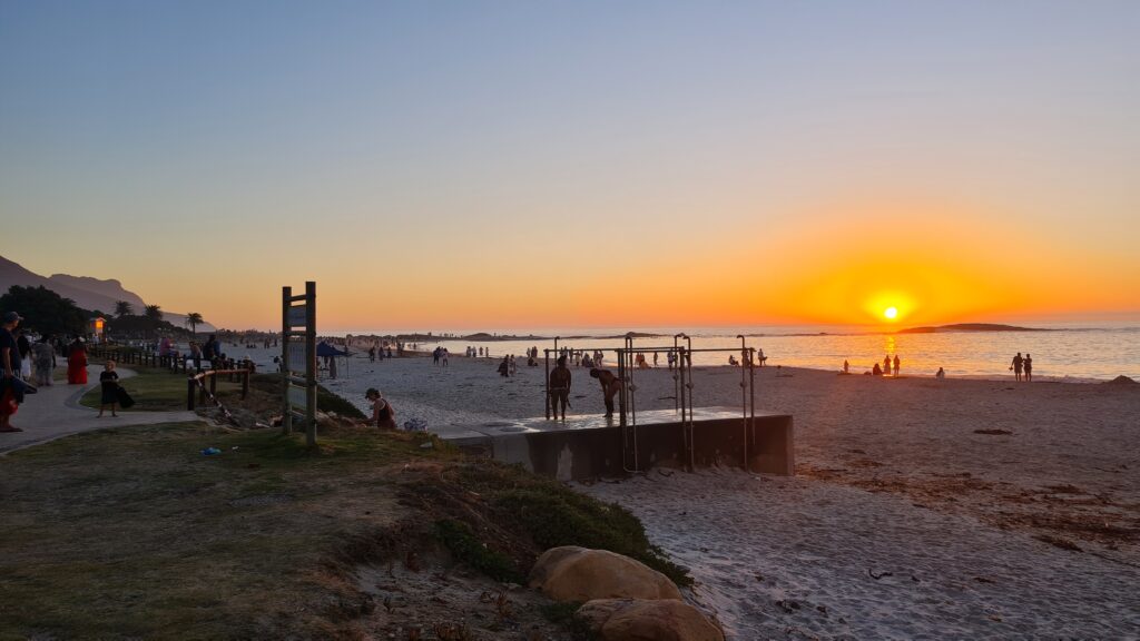 O nosso primeiro pôr do sol na Cidade do Cabo: Camps Bay! - Magu Mathias