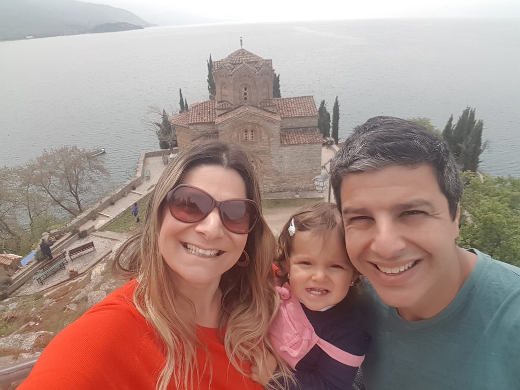 Família curtindo uma das principais atrações da Macedônina do Norte: o Lago Ohrid e sua incrível Igreja de São João em Kaneo - Magu Mathias