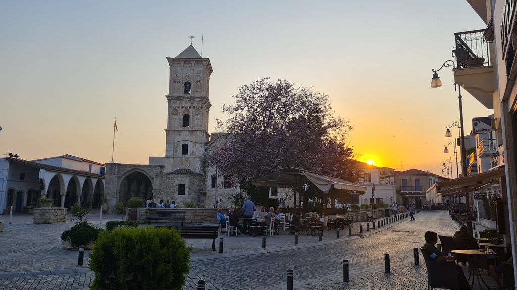 Testemunhamos um pôr do sol na Igreja de São Lázaro - Magu Mathias