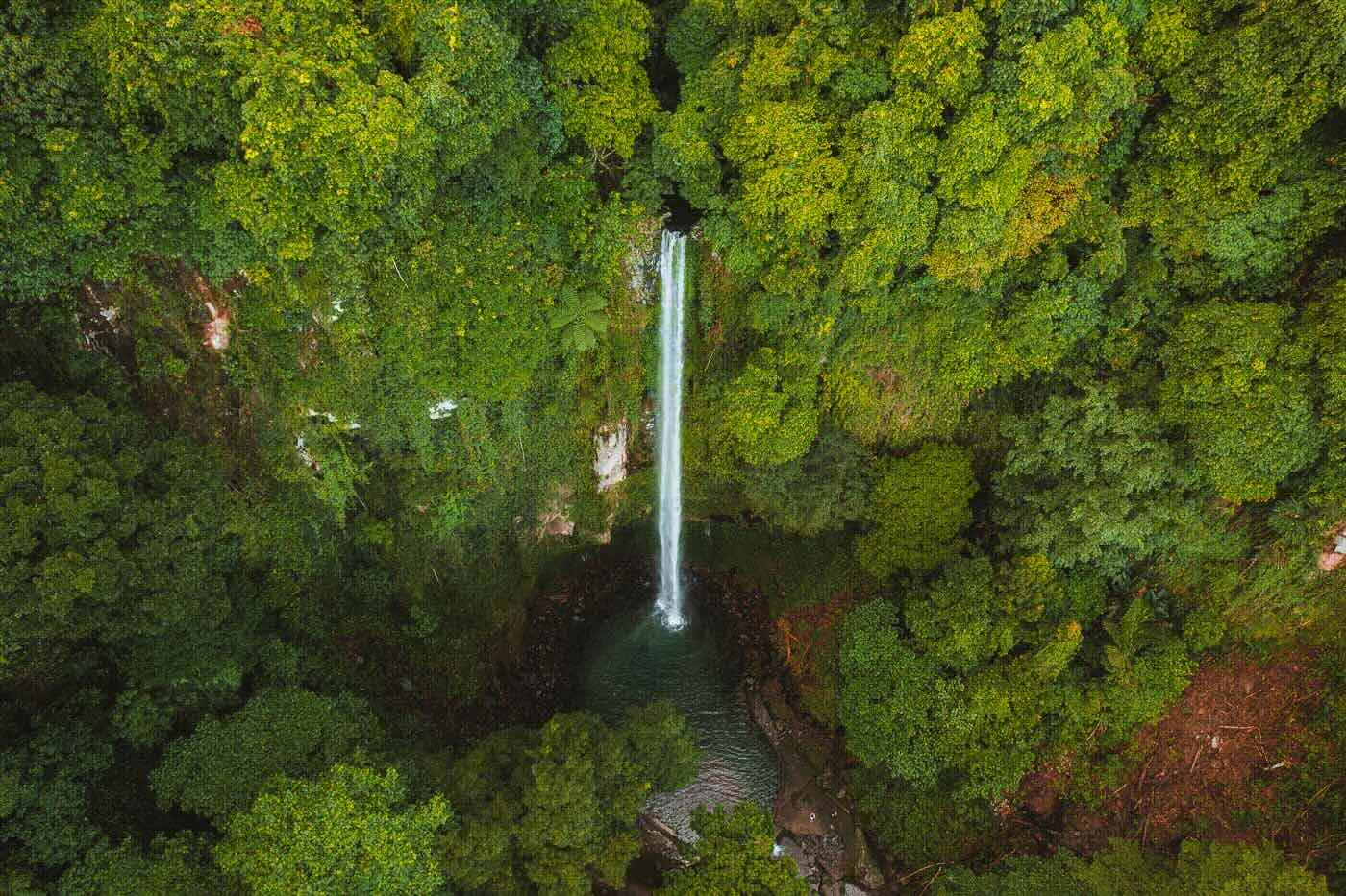 Katibawasan Falls Camiguin Filipinas - Chris and Wrens World