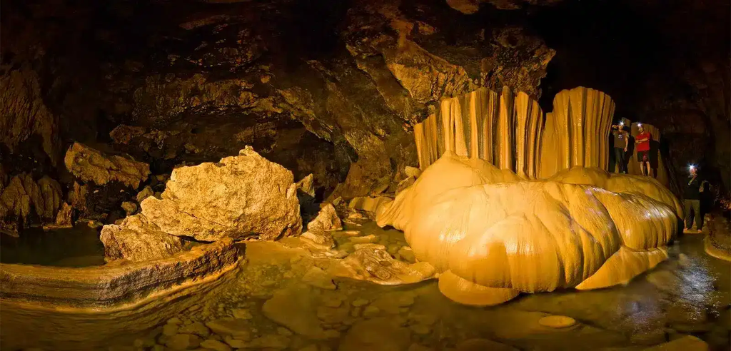 Sagada Sumaguing Cave Filipinas - Island Hopping in the Philippines