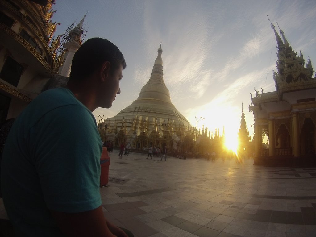 Pôr do sol em Shwedagon Pagoda Yangon Myanmar - Magu Mathias