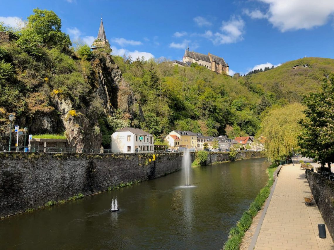 Vianden Luxemburgo - Reading the Book Travel